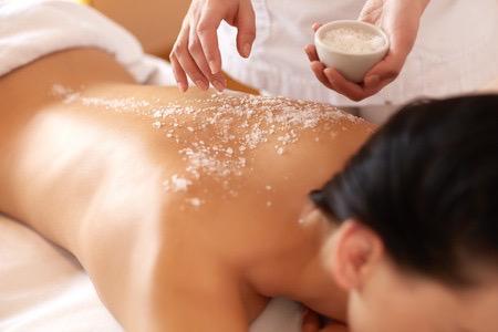 Le gommage naturel du hammam, si votre peau est fragile il la rendra douce et satinée dès les premières utilisations. Le savon noir naturellement exfoliant est riche en vitamine E, connue pour renforcer les défenses naturelles de la peau et lutter contre le vieillissement cutané 