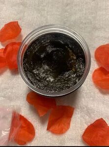 Le gommage végétal coque de noix qui a un fort pouvoir. L'exfoliation se fait en douceur sans aucun risque d'irritation tout en étant très efficace permet à votre peau de mieux respirer, de retrouver sa douceur et un teint éclatant. 