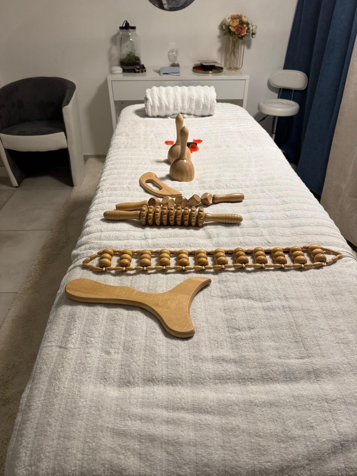 un massage aux outils en bois qui aide à lisser la peau, atténuer la cellulite et libérer les tensions. Une expérience naturelle pour retrouver légèreté, fermeté et bien-être profond.